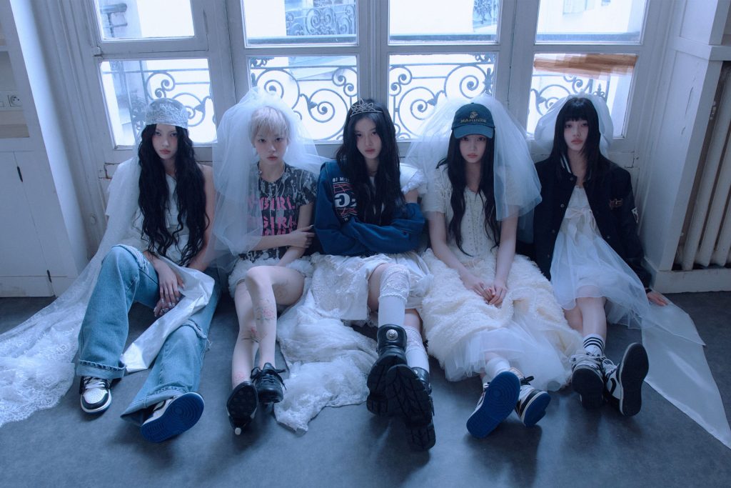 ILLIT MAMIHLAPINATAPAI 4th mini-album IT'S ME ver. five-member group concept photo