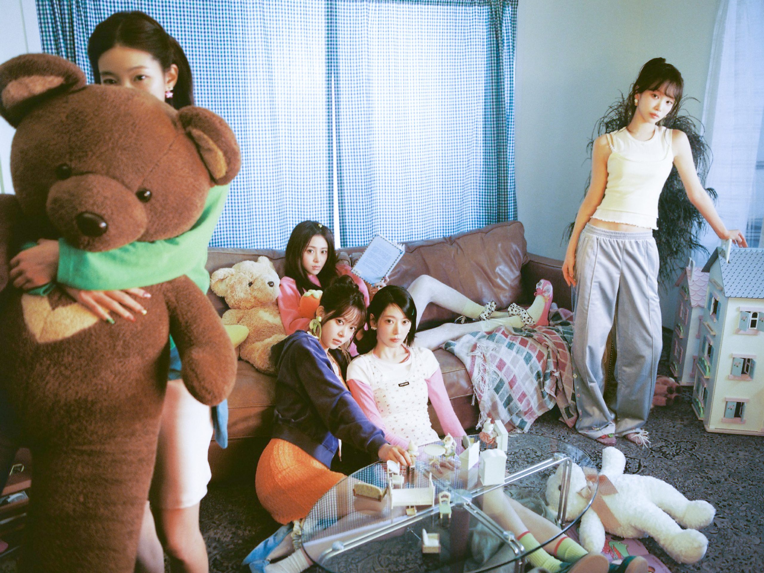 LE SSERAFIM second studio album PUREFLOW pt.1 PEONY ROOM concept photo — group shot of Sakura, Kim Chaewon, Huh Yunjin, Kazuha, and Hong Eunchae