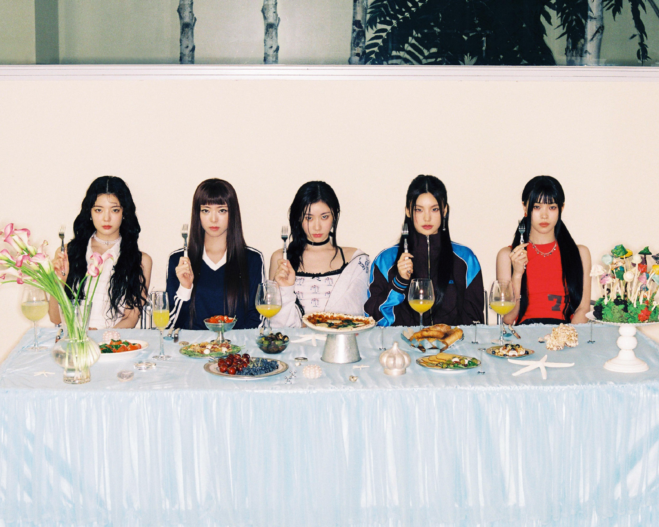ITZY 9th EP GOLD concept photo — five-member reunion (Last Supper motif)