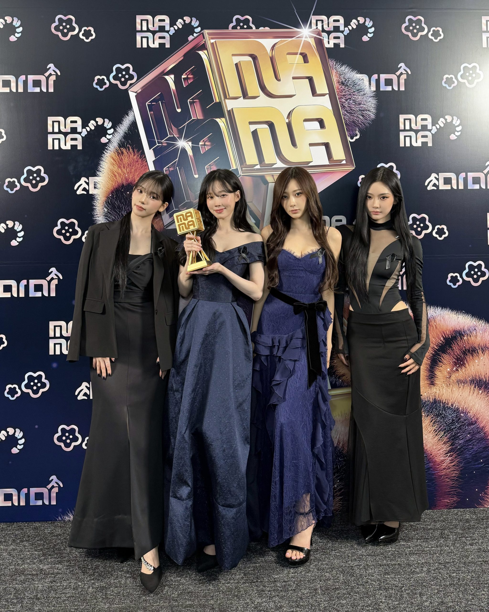 aespa accepting their trophy at the 2024 MAMA Awards