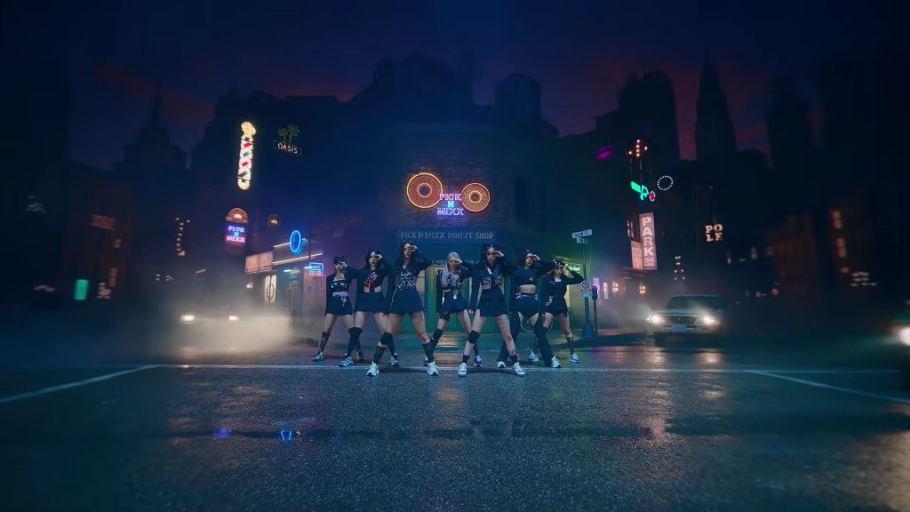 NMIXX 데뷔곡 "O.O"의 MIXX POP 장르 전환을 보여주는 군무 무대 사진