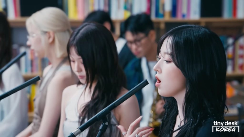 NMIXX가 Tiny Desk Korea 무대에서 라이브로 노래하는 사진