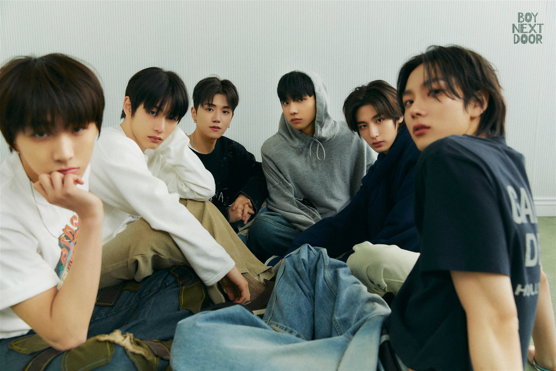 BOYNEXTDOOR 여섯 멤버가 데일리룩 차림으로 함께 포즈를 취한 공식 단체 컨셉 사진