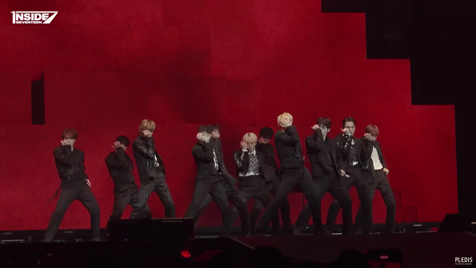 Coreografía sincronizada de los trece miembros de SEVENTEEN en el escenario