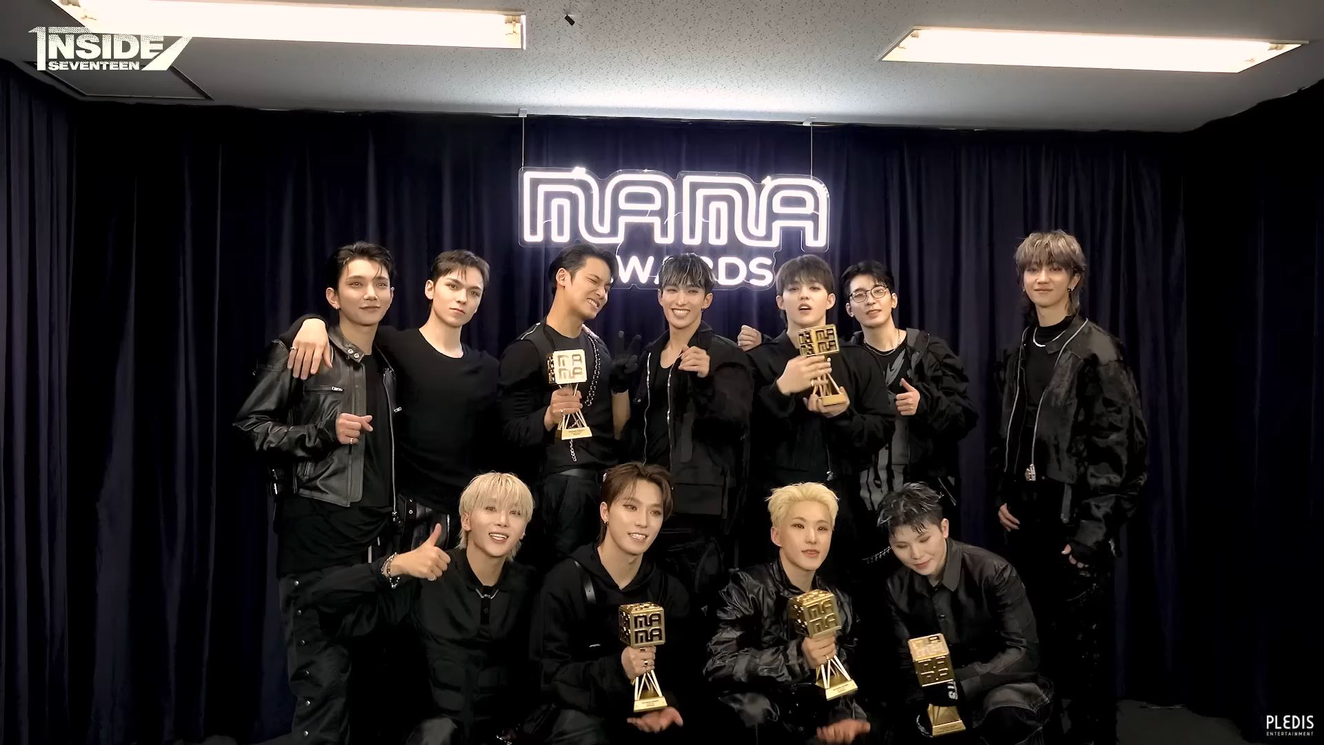 Miembros de SEVENTEEN sosteniendo trofeos en los MAMA Awards