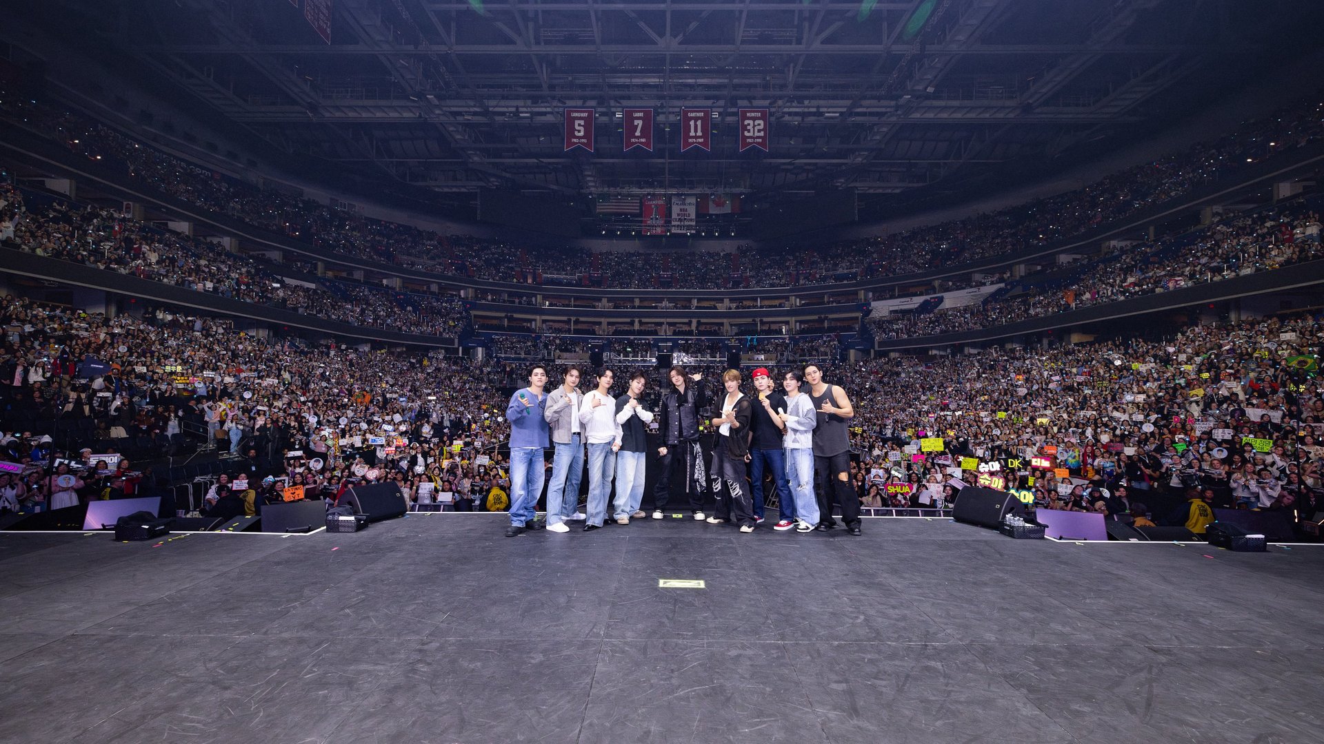 Concierto de SEVENTEEN con el fandom CARAT llenando el recinto