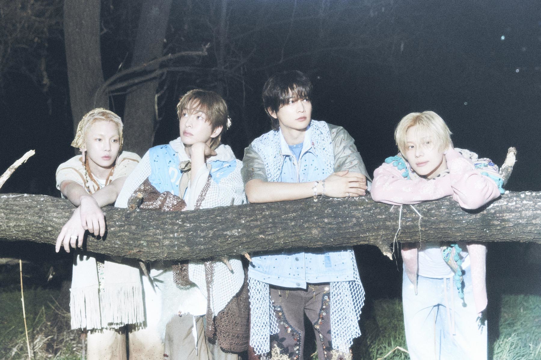 Membrii SHINee într-o fotografie conceptuală de grup din perioada Atmos