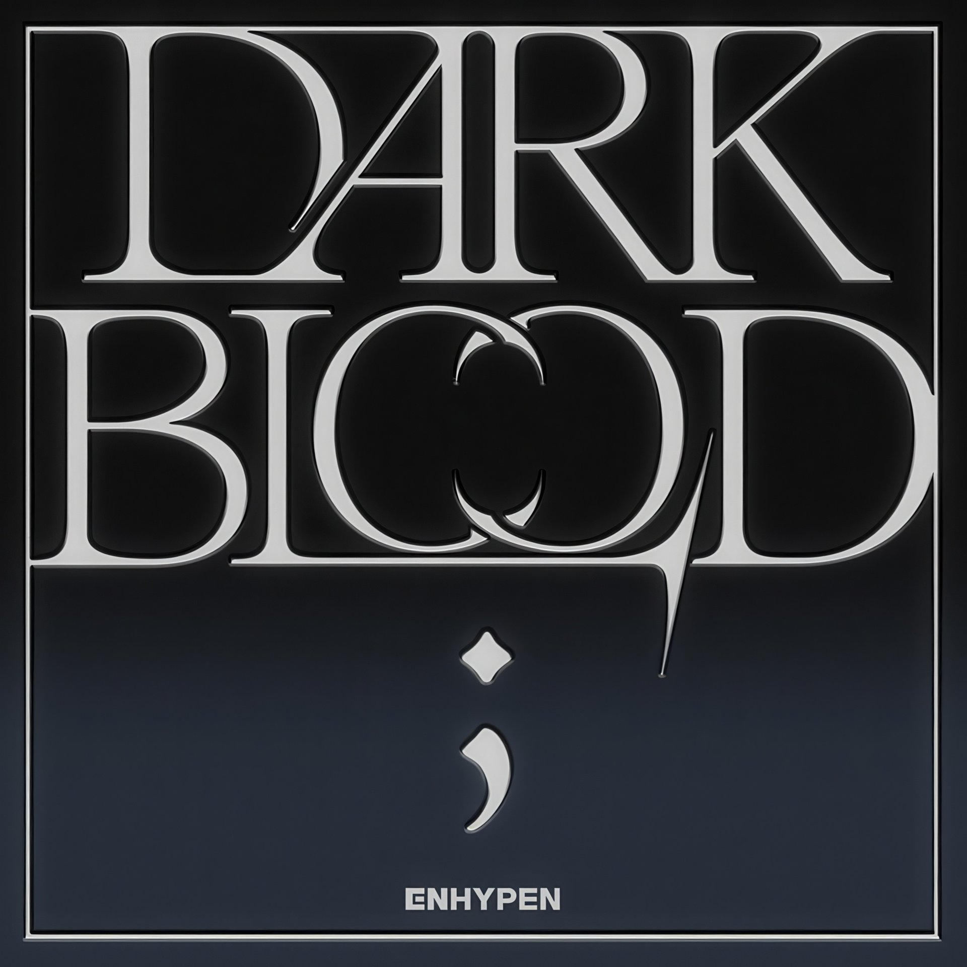 ENHYPEN-Albumcover mit dem Schriftzug DARK BLOOD in silberner Serifenschrift auf dunklem Hintergrund