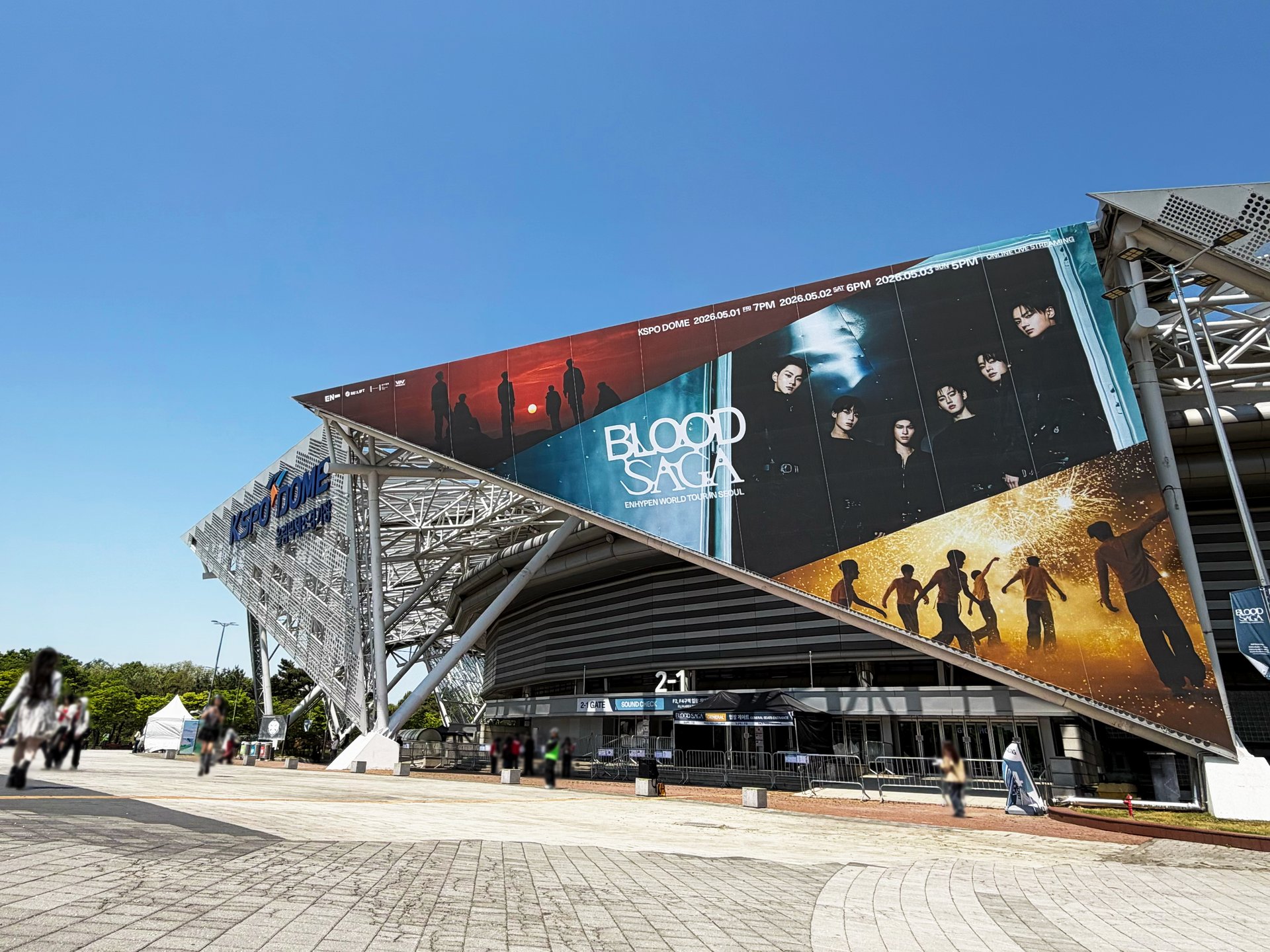 Außenansicht des KSPO DOME mit dem großen Außenwerbeplakat der BLOOD-SAGA-Welttournee an der Fassade