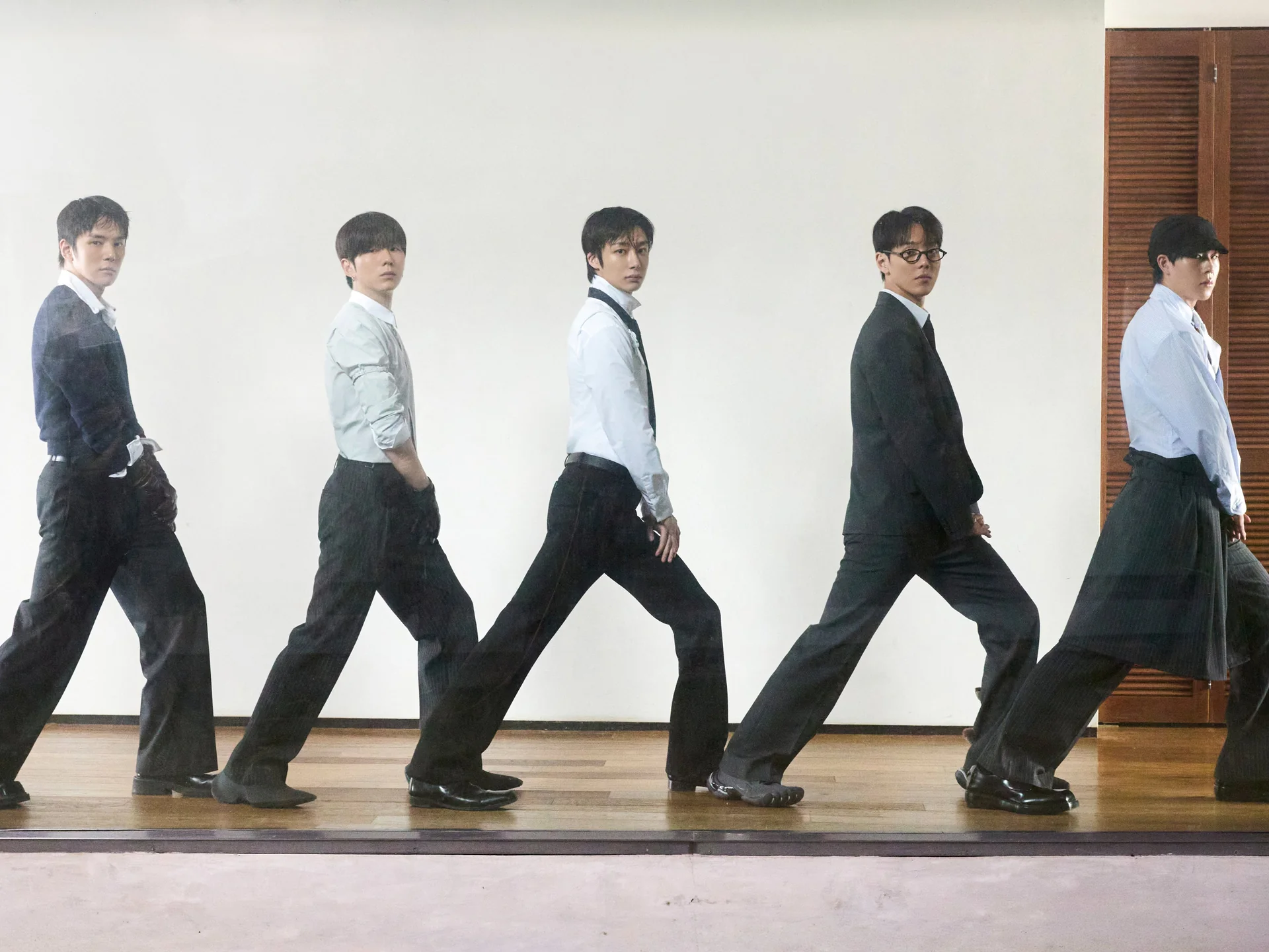 Fünf Mitglieder von MONSTA X gehen in Anzügen in einer Reihe auf dem Konzeptfoto zu The Phase