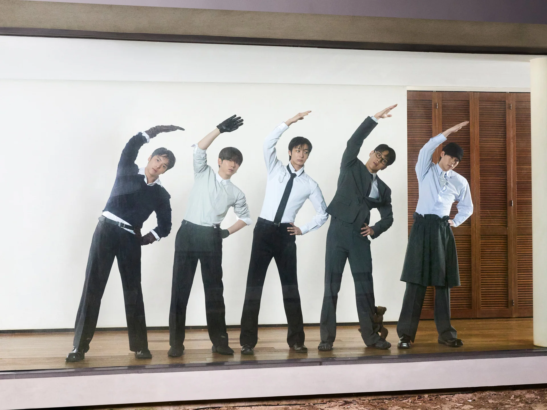 Fünf Mitglieder von MONSTA X in derselben Pose vor einer weißen Wand auf dem Konzeptfoto zu The Phase