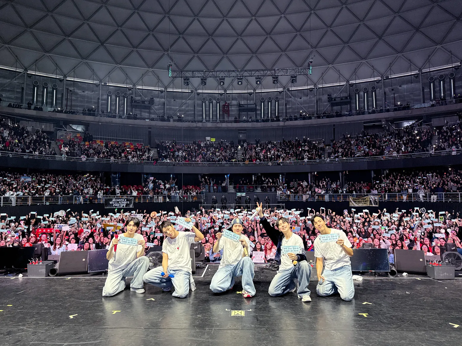 MONSTA X auf der Bühne in Santiago vor einer vollen Arena