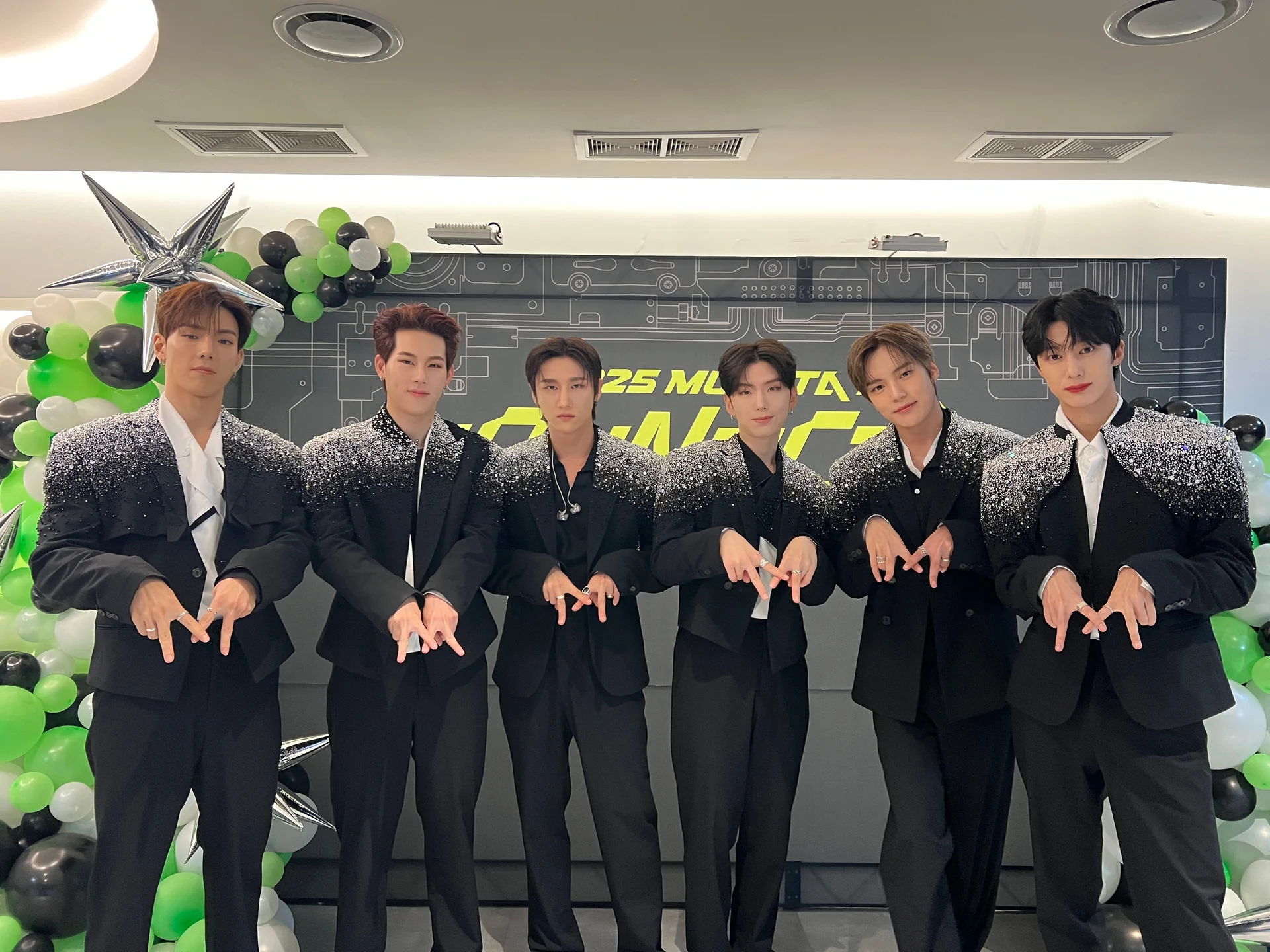 Alle sechs Mitglieder von MONSTA X gemeinsam beim CONNECT-X-Konzert 2025