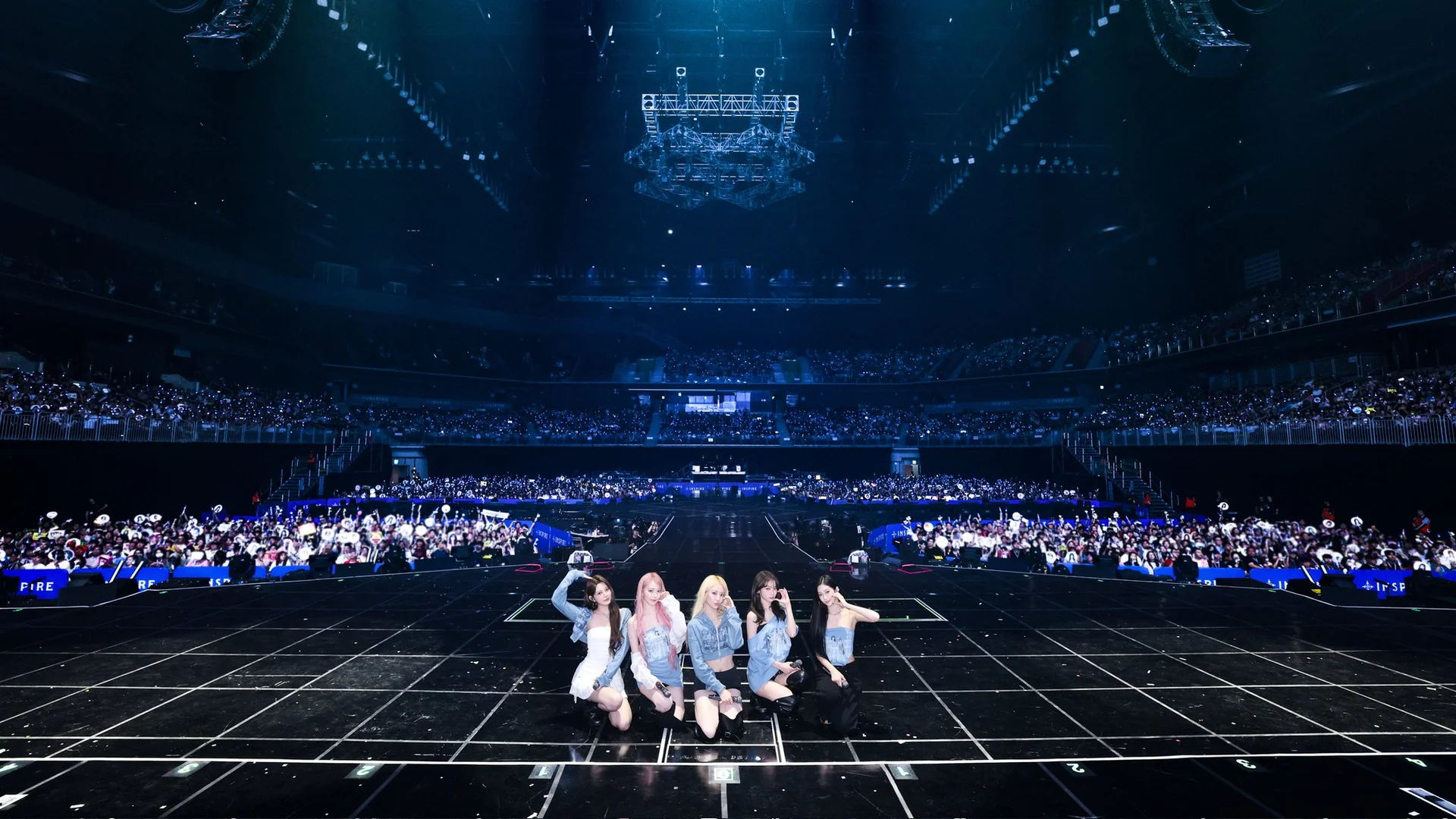 คืนเปิดทัวร์ LE SSERAFIM PUREFLOW World Tour ที่ Inspire Arena เมืองอินชอน — ภาพมุมกว้างของสมาชิกทั้งห้าคนบนเวทีลายกริด โดยมีอารีนาที่บัตรขายหมดอยู่ด้านหลัง