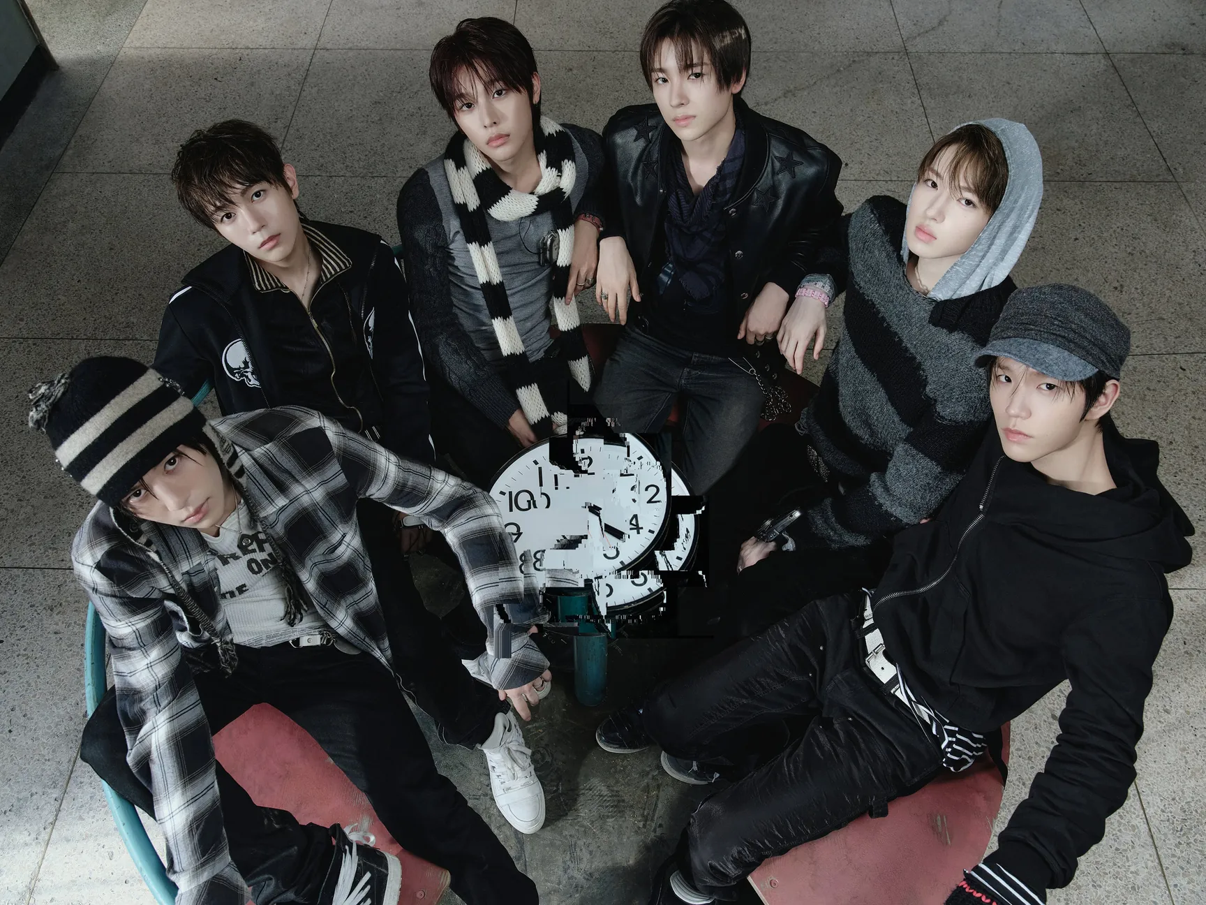 Шестеро участников NCT WISH сидят вокруг разбитых часов в бесцветном пространстве — концепт-фото I SPY Confused Boy